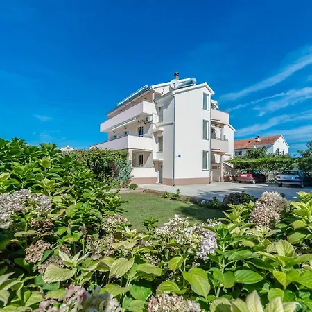 Apartment Family-friendly With Swimming Pool Privlaka, Zadar - 12922 Privlaka (Zadar)