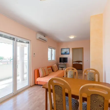 Family-friendly With Swimming Pool Privlaka, Zadar - 12922 * Privlaka (Zadar)
